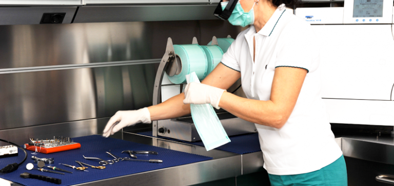 Un Creatore Di Protesi E Strumenti Medicali